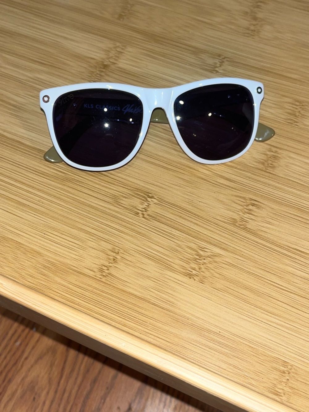 9five KLS classics White/olive green vintage Sunglasses with dark Lenses